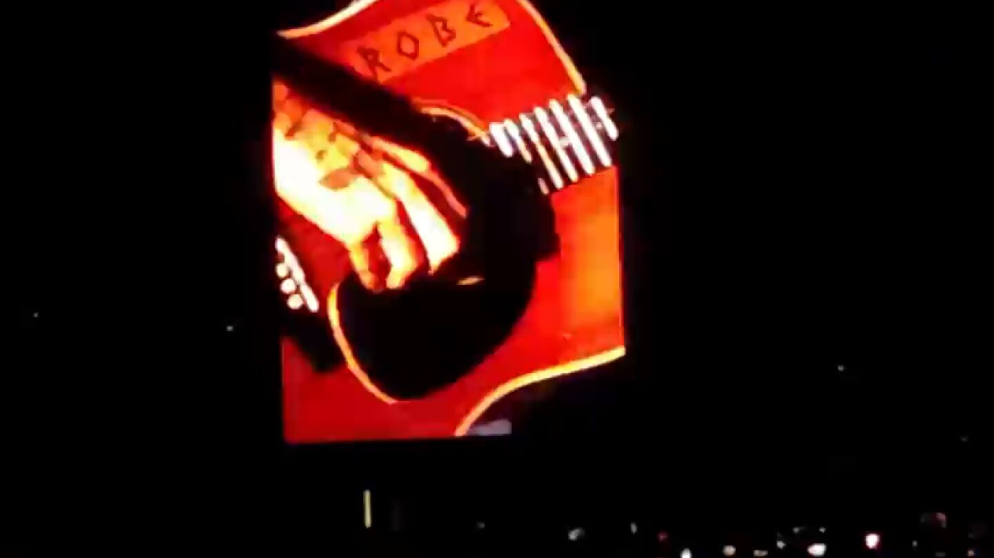 Leiva canta su versión de 'El hombre pájaro' de Robe Iniesta en su primer concierto del 'Tour Gigante FIN DE GIRA'