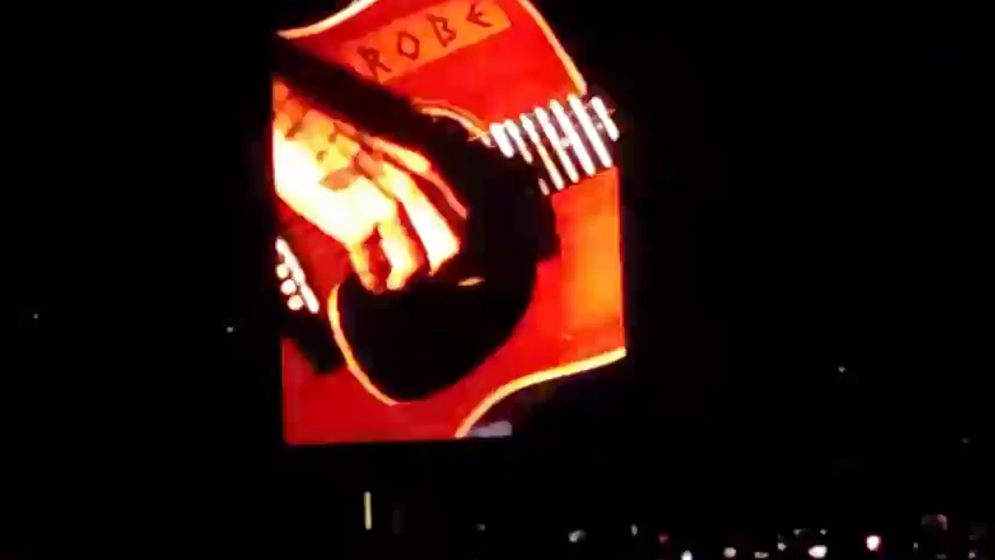 Leiva canta su versión de 'El hombre pájaro' de Robe Iniesta en su primer concierto del 'Tour Gigante FIN DE GIRA' Leiva canta su versión de 'El hombre pájaro' de Robe Iniesta en su primer concierto del 'Tour Gigante FIN DE GIRA'