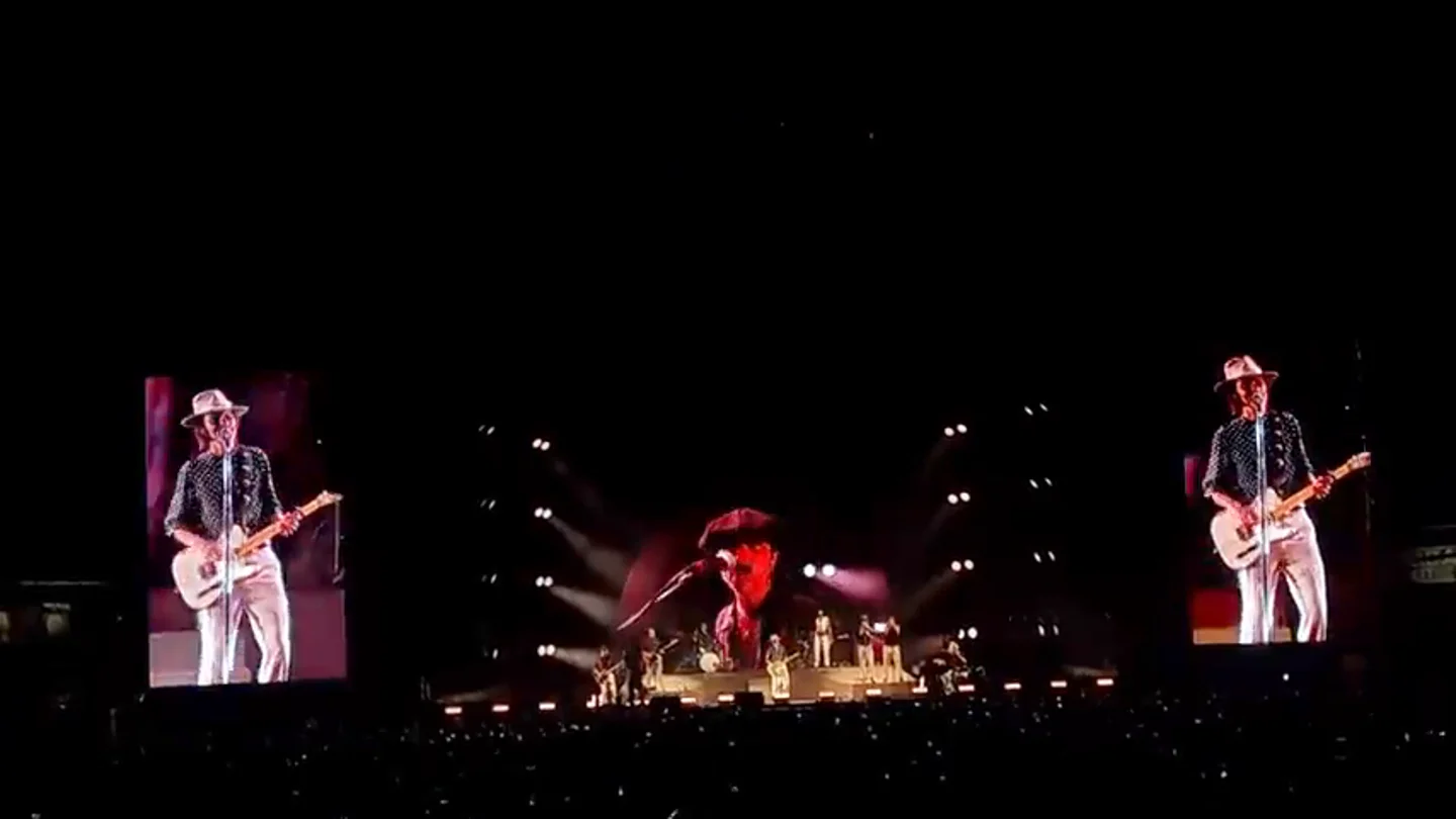 Leiva canta 'El polvo de los días raros' en su primer concierto del 'Tour Gigante FIN DE GIRA' Leiva canta 'El polvo de los días raros' en su primer concierto del 'Tour Gigante FIN DE GIRA'