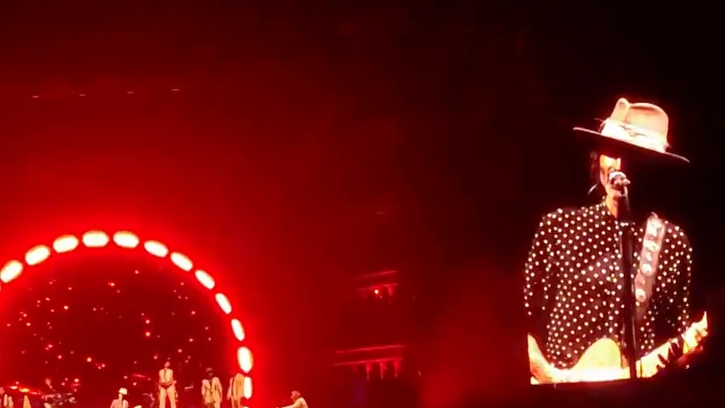 Leiva canta 'Bajo presión' en su primer concierto del 'Tour Gigante FIN DE GIRA' Leiva canta 'Bajo presión' en su primer concierto del 'Tour Gigante FIN DE GIRA'