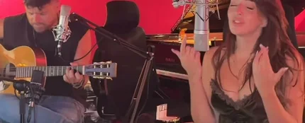 Pablo López y Lola Índigo cantan 'Casi siempre' Pablo López y Lola Índigo cantan 'Casi siempre'
