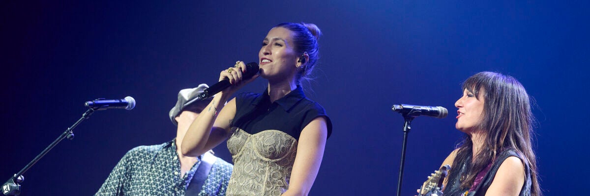 Eva Soriano canta con Amaral 'El universo sobre ti'