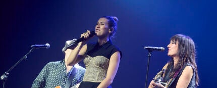 Eva Soriano se subi&oacute; al escenario para cantar 'El universo sobre mi' con Amaral