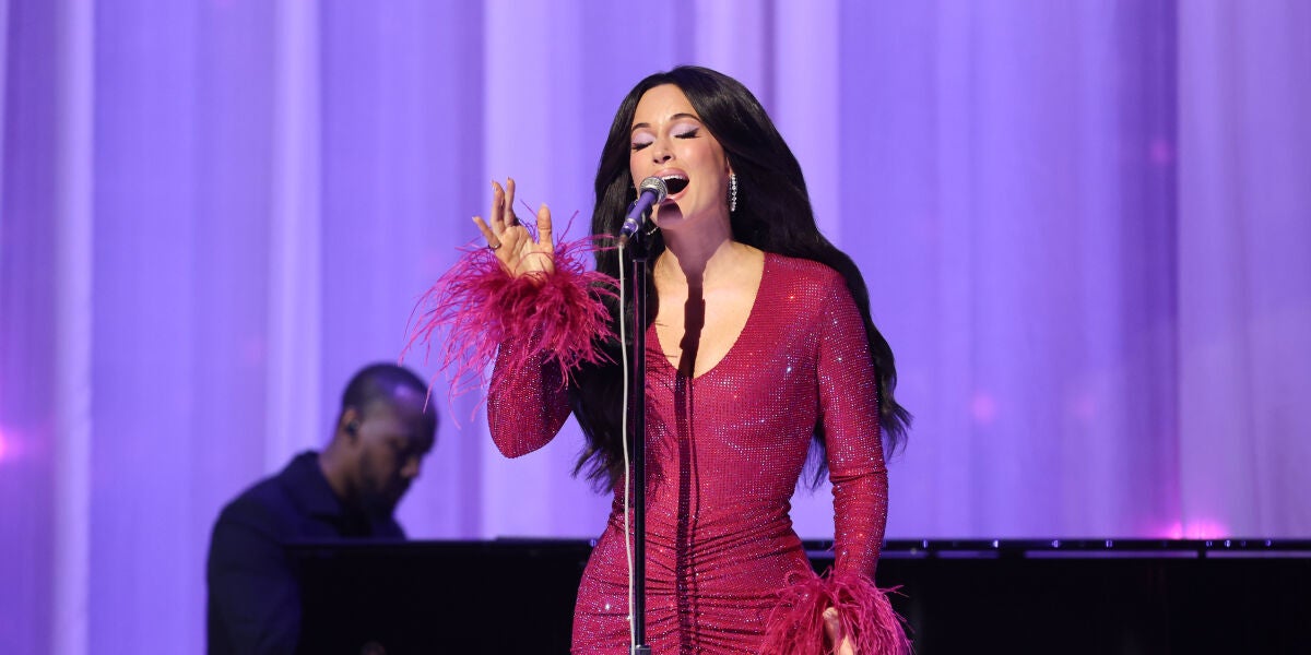 Kacey Musgraves protagoniza un sentido homenaje a Dolly Parton en los MTV VMAs