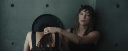Taylor Swift y Dakota Johnson en 'Patient Zero'