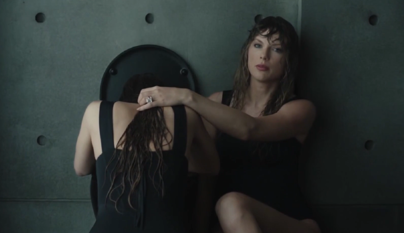 Taylor Swift y Dakota Johnson en 'Patient Zero' Taylor Swift y Dakota Johnson en 'Patient Zero'