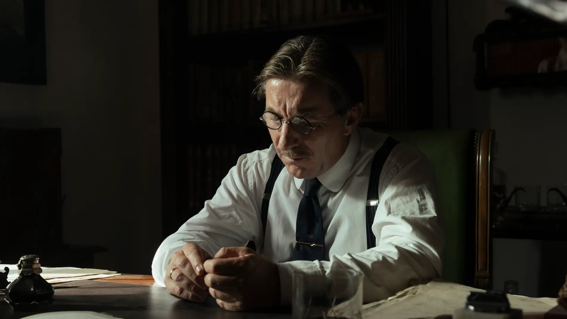 Antonio de la Torre es Vicente en 'La bola negra' Antonio de la Torre es Vicente en 'La bola negra'