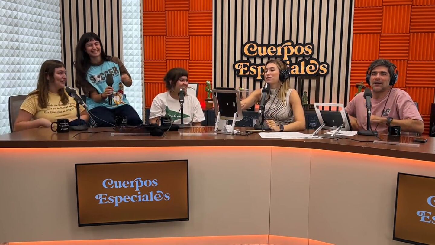 Las Petunias cuentan la verdad sobre su camiseta y Robert Pattinson: "Es 'merch' no oficial. Hab&iacute;an robado el dise&ntilde;o y la vend&iacute;an por 80 d&oacute;lares"