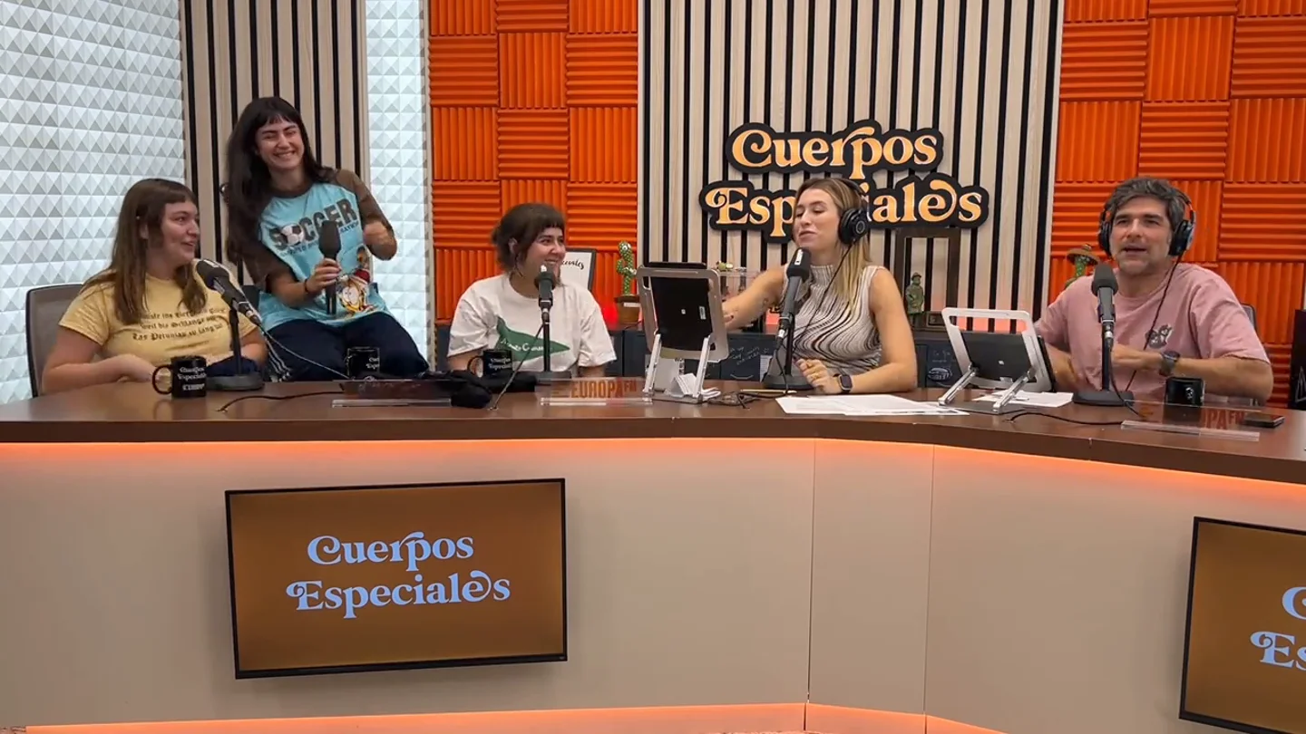 Las Petunias cuentan la verdad sobre su camiseta y Robert Pattinson: "Es 'merch' no oficial. Habían robado el diseño y la vendían por 80 dólares" Las Petunias cuentan la verdad sobre su camiseta y Robert Pattinson: "Es 'merch' no oficial. Habían robado el diseño y la vendían por 80 dólares"
