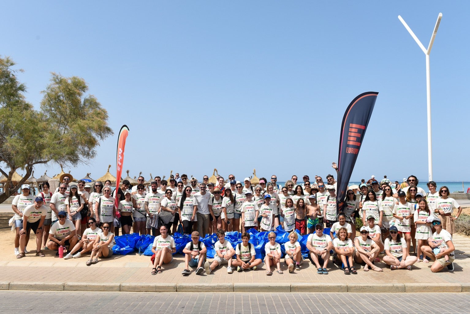 Foto de familia de la última acción de ALERTA ECO de Europa FM en Palma. Foto de familia de la última acción de ALERTA ECO de Europa FM en Palma.