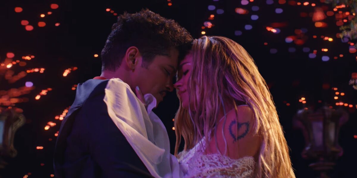 Bruno Mars en el videoclip de 'Dance With Me'