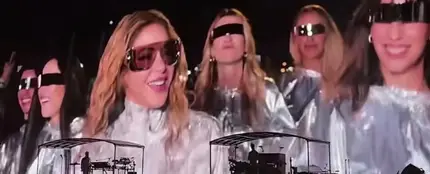 Eva Soriano sorprende como 'caminante' de Shakira en su séptimo concierto en Madrid Eva Soriano sorprende como 'caminante' de Shakira en su séptimo concierto en Madrid