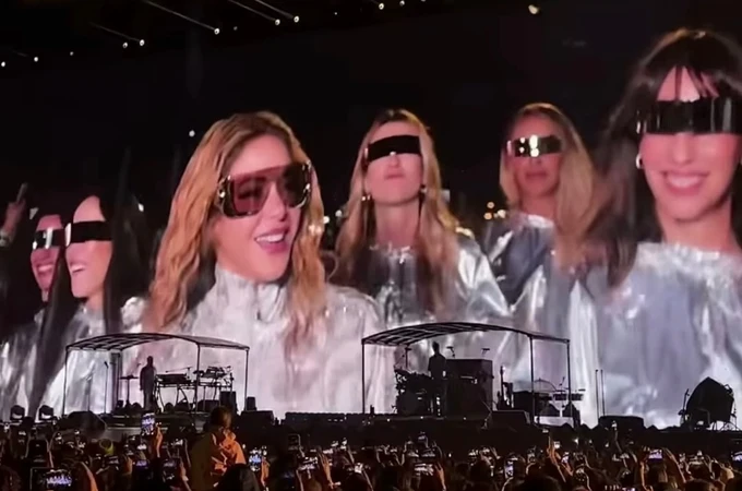 Eva Soriano sorprende como 'caminante' de Shakira en su séptimo concierto en Madrid Eva Soriano sorprende como 'caminante' de Shakira en su séptimo concierto en Madrid