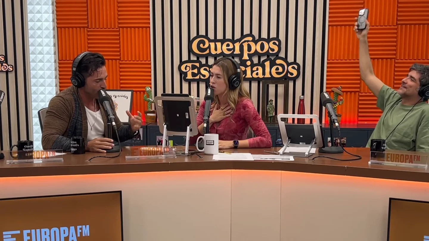 David Bustamante y Eva Soriano cantan a dúo la canción de la película 'La máscara del Zorro' David Bustamante y Eva Soriano cantan a dúo la canción de la película 'La máscara del Zorro'