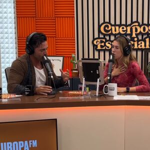 Bustamante y Eva cantan a dúo la canción de 'La máscara del Zorro' Bustamante y Eva cantan a dúo la canción de 'La máscara del Zorro'