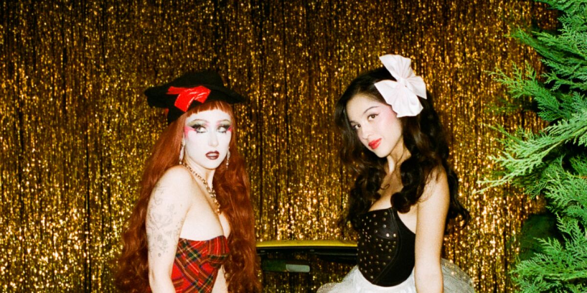 Chappell Roan y Olivia Rodrigo en la portada de 'expectations'