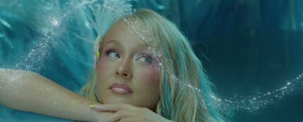 Zara Larsson, en el videoclip de Blue Moon 