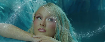 Zara Larsson, en el videoclip de Blue Moon Zara Larsson, en el videoclip de Blue Moon