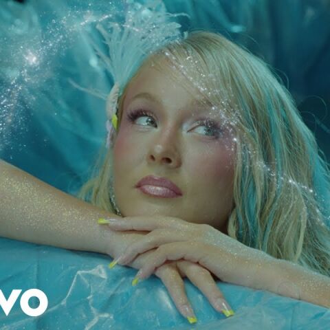 Zara Larsson, en el videoclip de Blue Moon 