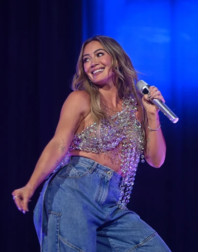 Hilary Duff anuncia el lanzamiento de su EP navideño 'Holiday Things' Hilary Duff anuncia el lanzamiento de su EP navideño 'Holiday Things'