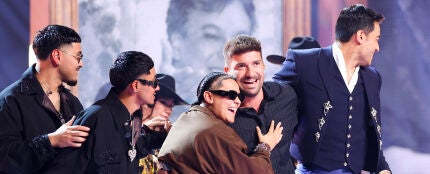 Armando Mart&iacute;nez, Jairo Mart&iacute;nez, Paola Jara, Yahritza Mart&iacute;nez, Pablo Albor&aacute;n y Carlos Rivera en los Premios Billboard de la M&uacute;sica Latina 2026