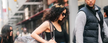Rosalía en las calles de Nueva York con un bolso gigante Rosalía en las calles de Nueva York con un bolso gigante