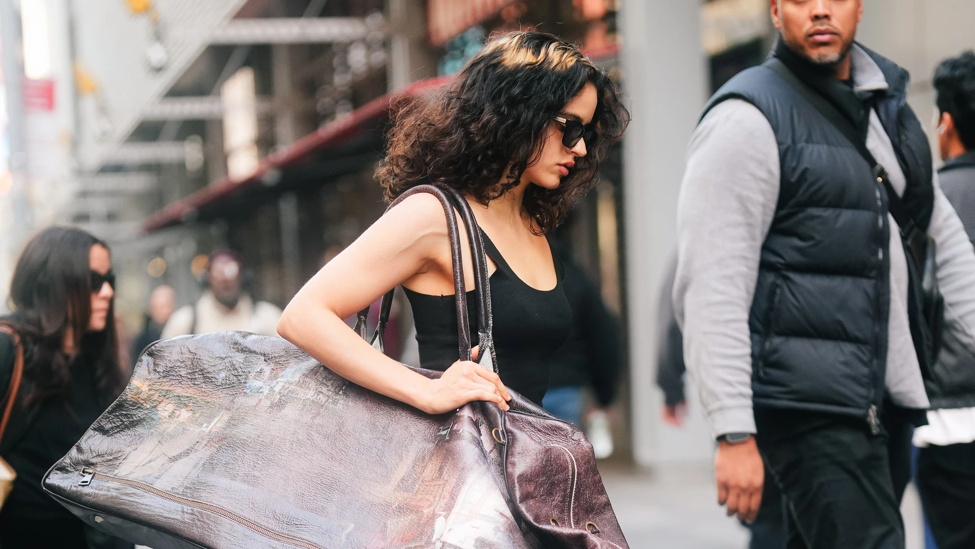 Rosalía en las calles de Nueva York con un bolso gigante Rosalía en las calles de Nueva York con un bolso gigante