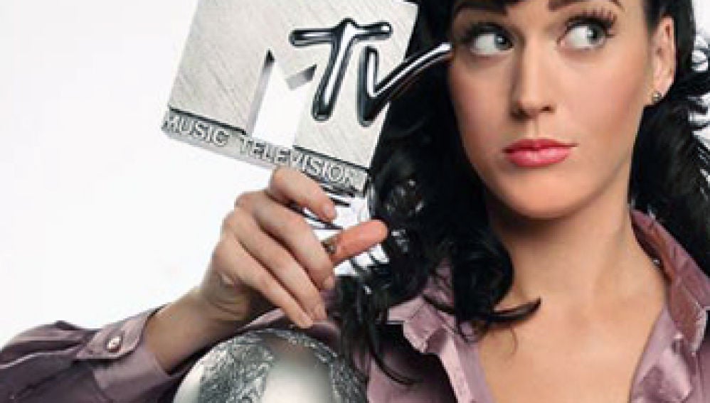 Katy Perry junto a uno de los premios MTV