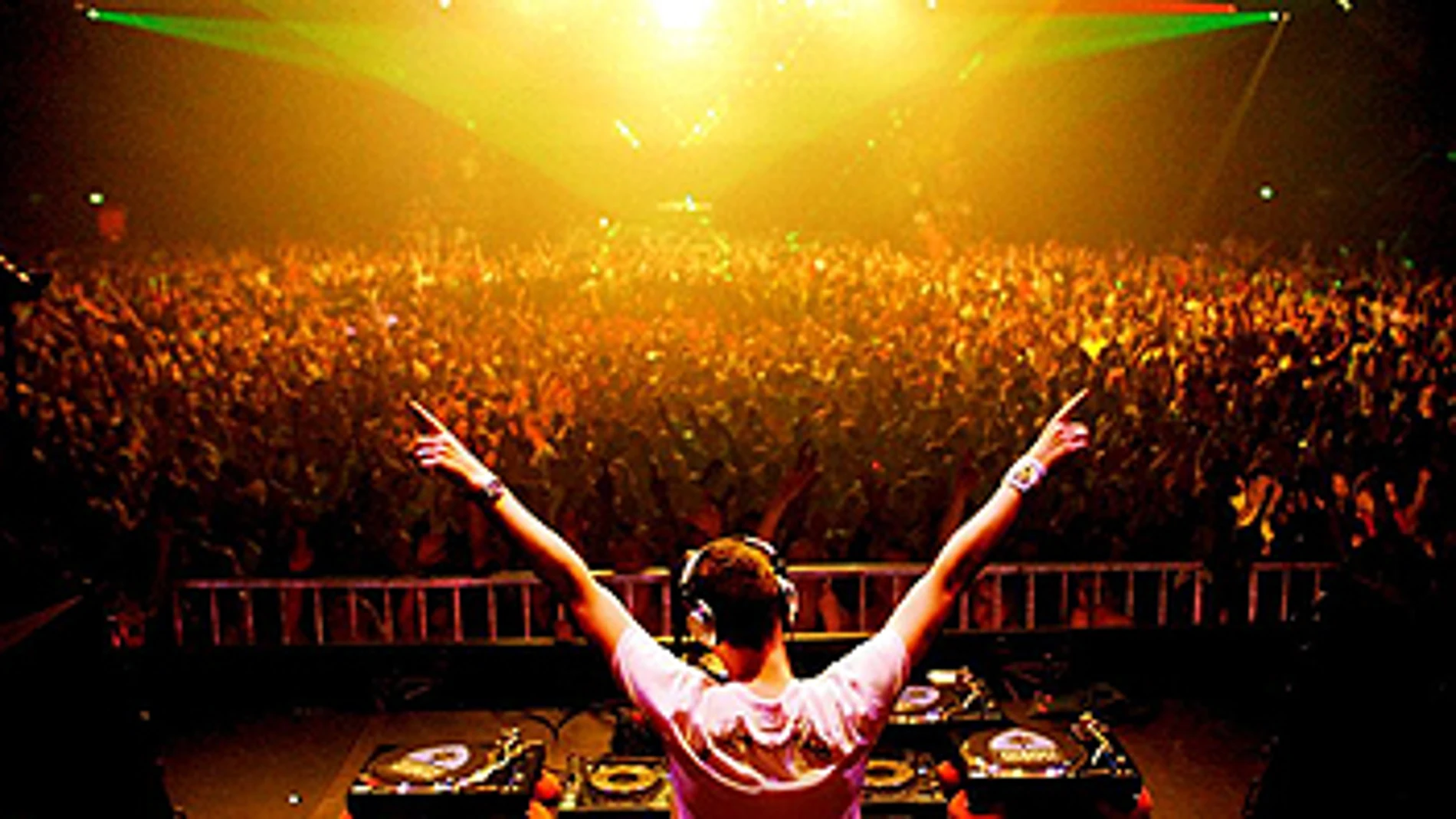 Dj Tiesto, en una de sus espectaculares sesiones Dj Tiesto, en una de sus espectaculares sesiones