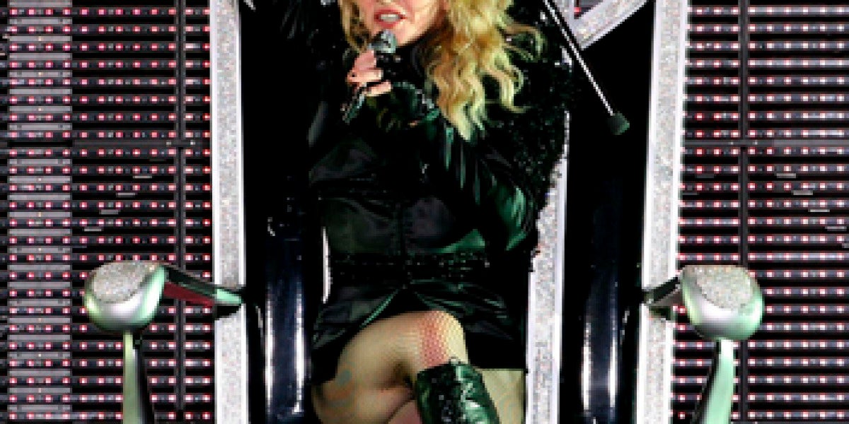 Madonna, sentada en su trono al iniciar el concierto