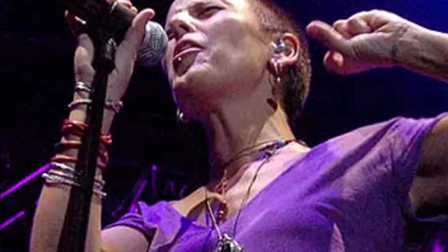 La Mari durante la gira Con otro aire 2009