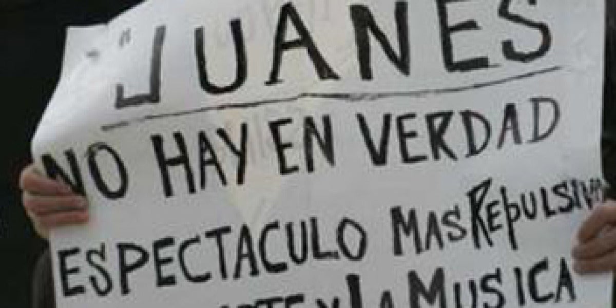 Pancarta de un manifestante en Miami contra el concierto de Juanes en La Habana