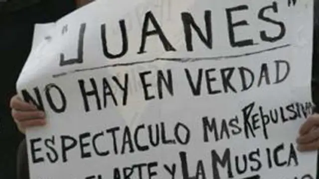 Pancarta de un manifestante en Miami contra el concierto de Juanes en La Habana