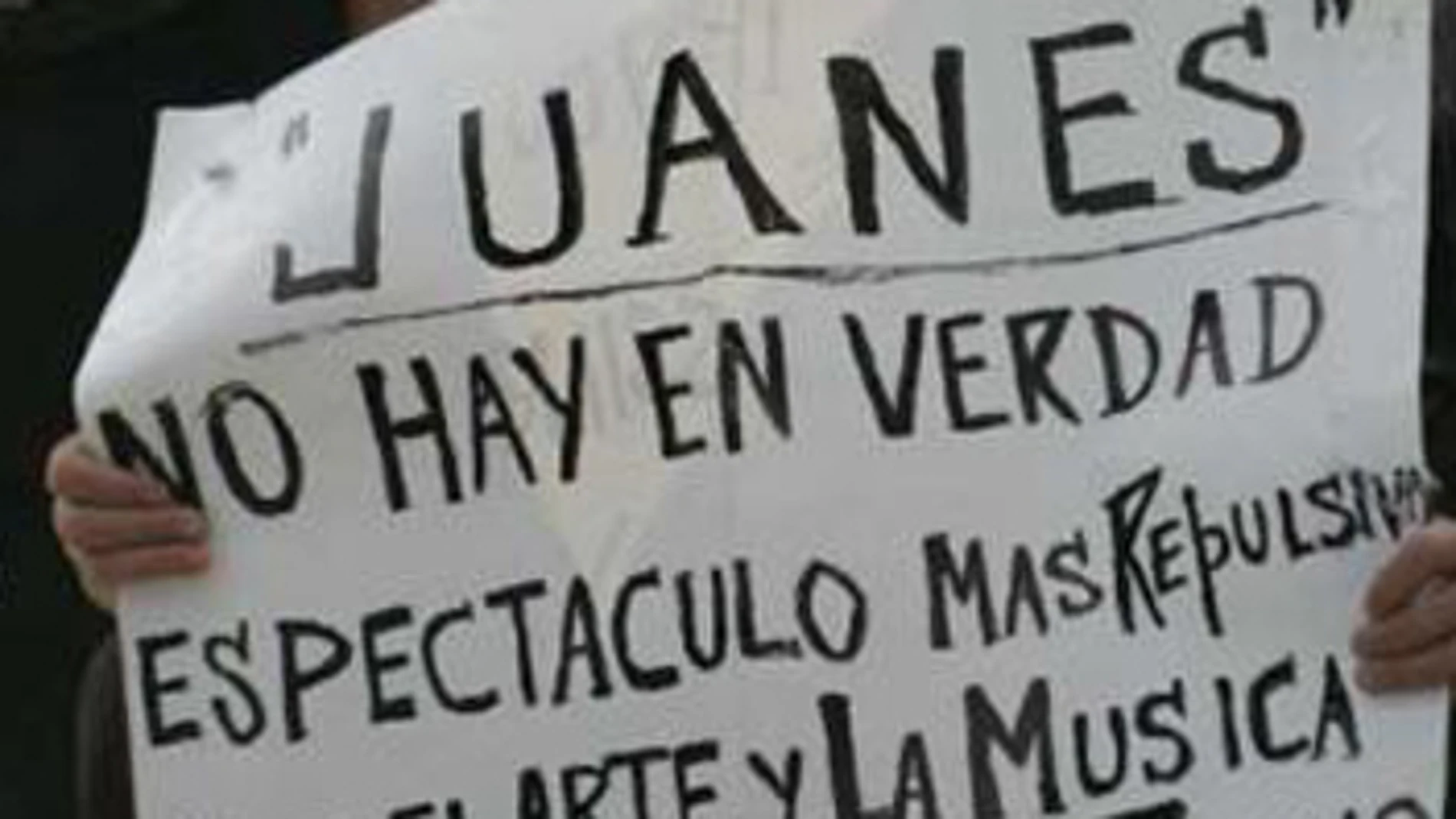 Pancarta de un manifestante en Miami contra el concierto de Juanes en La Habana Pancarta de un manifestante en Miami contra el concierto de Juanes en La Habana