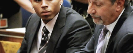 Chris Brown, junto a su abogado, durante el juicio