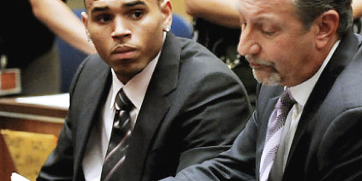Chris Brown, junto a su abogado, durante el juicio