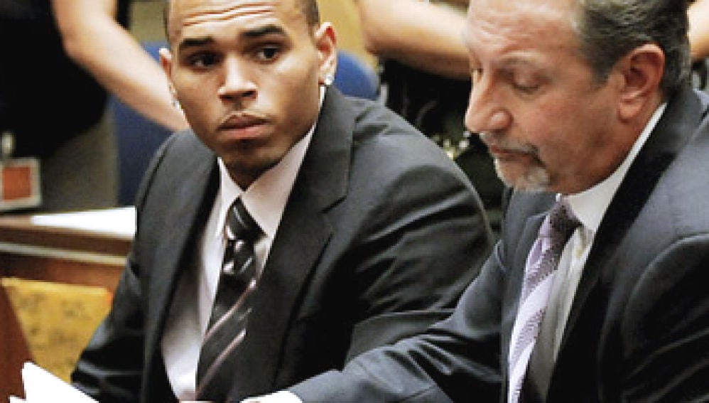 Chris Brown, junto a su abogado, durante el juicio