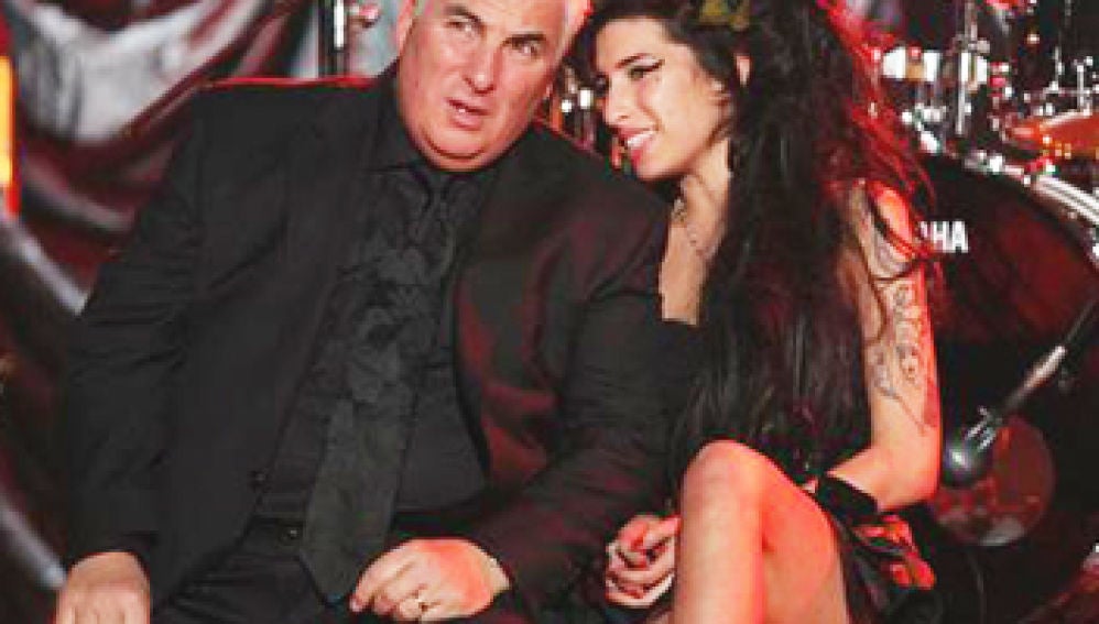 Amy Winehouse con su padre en los Grammys