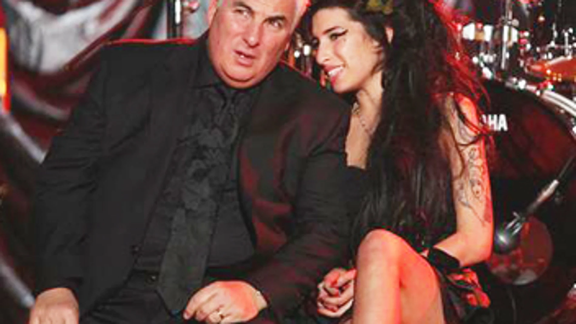 Amy Winehouse con su padre en los Grammys Amy Winehouse con su padre en los Grammys