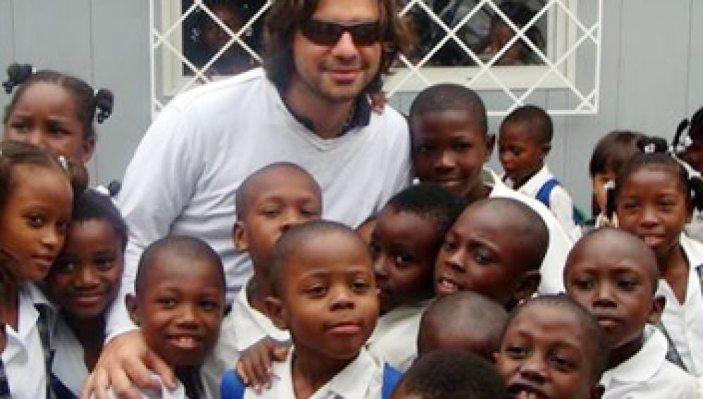 Antonio de la Rúa, novio de Shakira, junto a un grupo de niños de la Fundación Pies Descalzos,