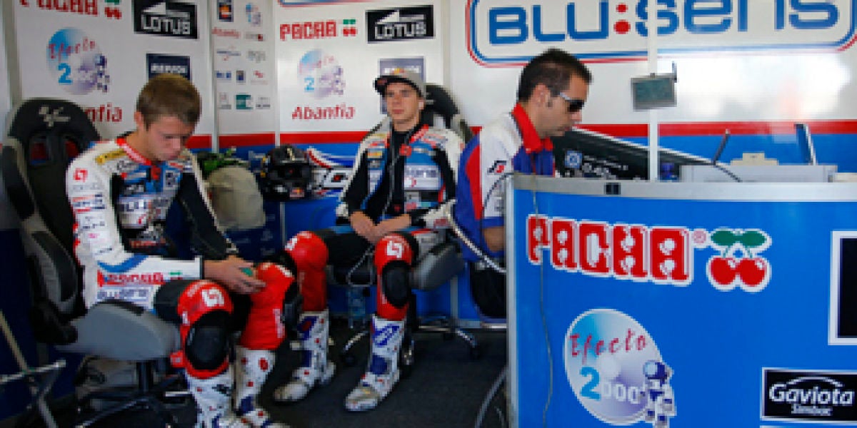 Nuestros pilotos en el box Aprilia Blusens Europa FM