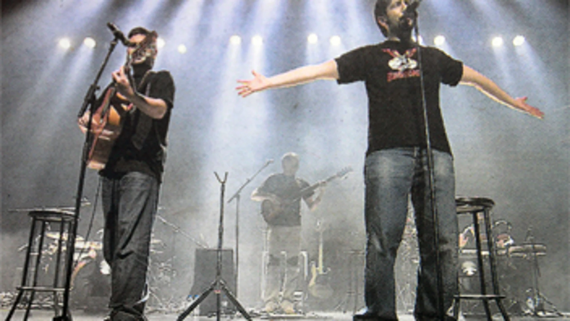 José (izquierda) y David Muñoz, celebrando Estopa X el martes en Cornellà José (izquierda) y David Muñoz, celebrando Estopa X el martes en Cornellà