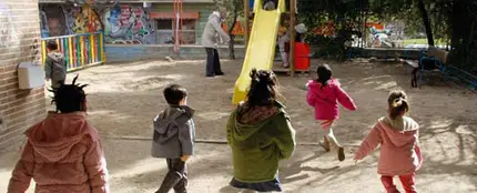 Varios niños salen a jugar a un parque infantil Varios niños salen a jugar a un parque infantil