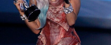 Lady Gaga recoge su premio con un vestido de carne cruda