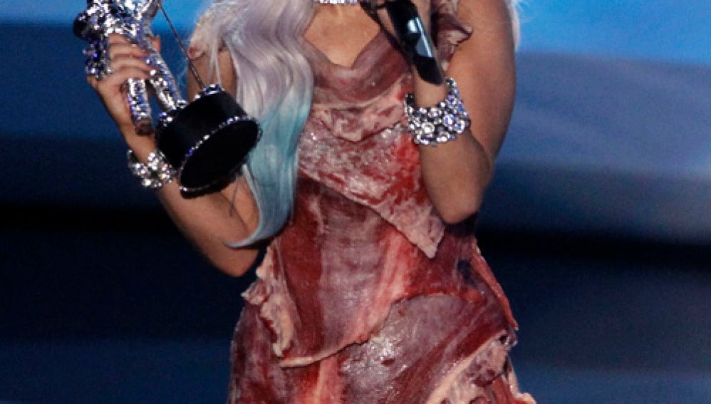 Lady Gaga recoge su premio con un vestido de carne cruda