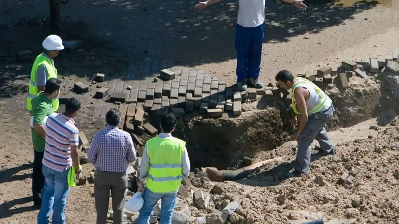 Obreros trabajan en la tubería de gas rota Obreros trabajan en la tubería de gas rota