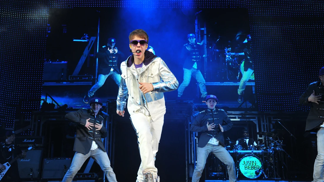 Justin Bieber se come el escenario