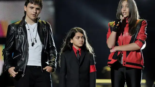 Los hijos de Michael Jackson: Prince (i), Prince Michael II (centro) y París