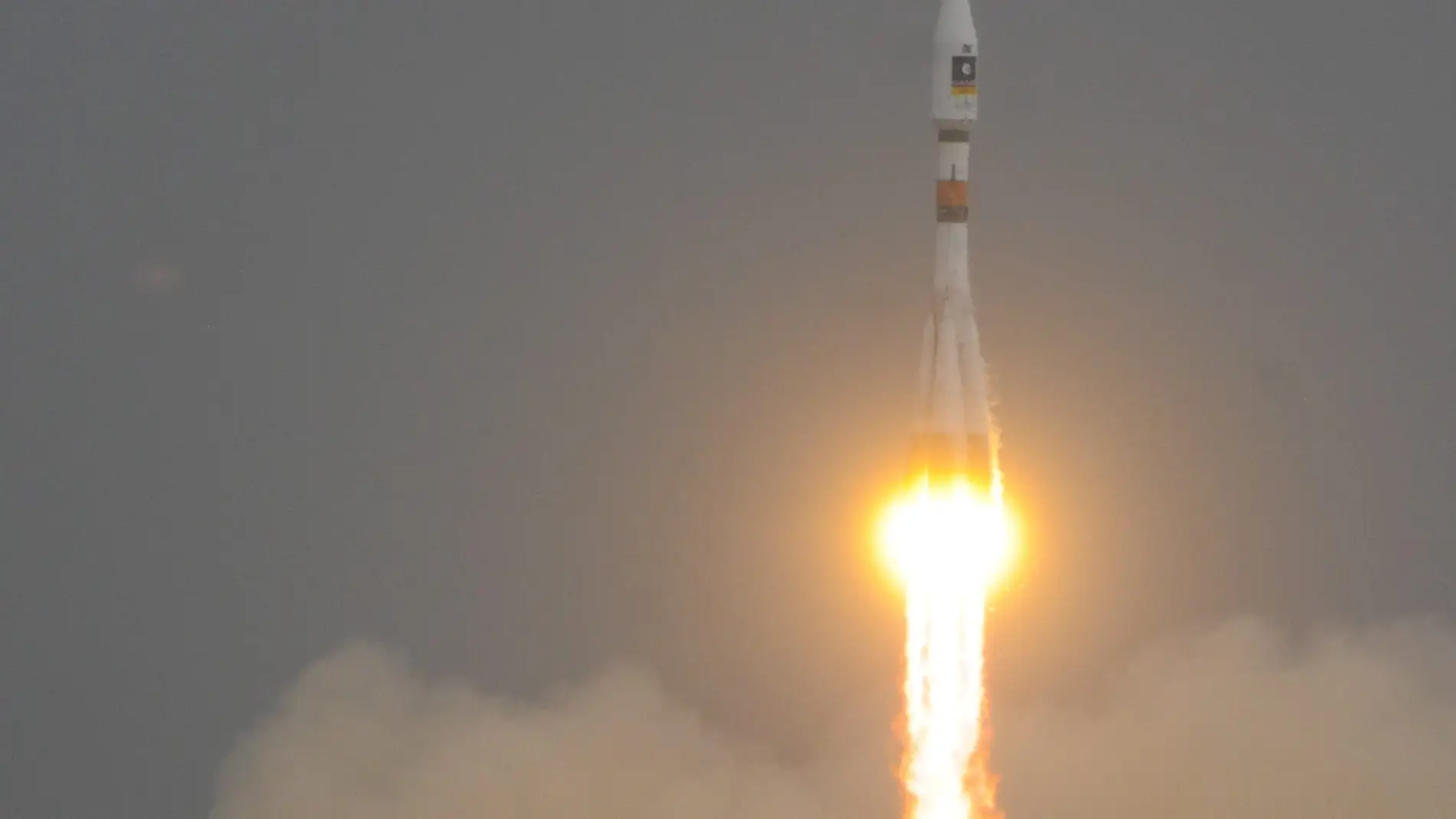 Fotografía facilitada por la Agencia Espacial Europea (ESA) del despegue del cohete Soyuz 