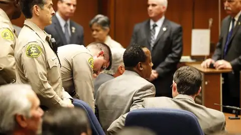 Murray es esposado después de escuchar el veredicto condenatorio. Murray es esposado después de escuchar el veredicto condenatorio.